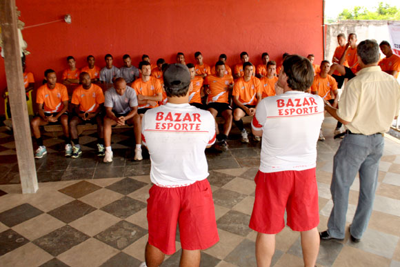 Emílio, à direita, apresenta o novo treinador aos jogadores / Foto: Marcelo Paiva