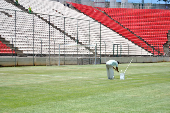 Prefeitura garante que gramado estará perfeito para treinamentos do Uruguai / Foto: Marcelo Paiva