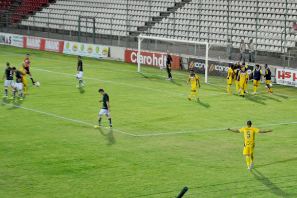 Jogadores comemoram segundo gol do Minas / Foto: Marcelo Paiva