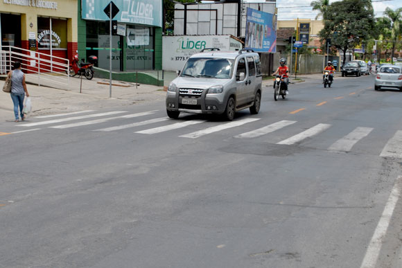Motoristas ainda não respeitam faixa de pedestres na Raquel Teixeira Viana / Foto: Marcelo Paiva
