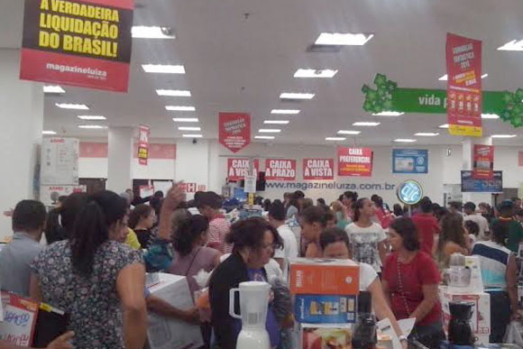 Clientes disputam produtos no interior da loja / Foto: Mateus Cruz