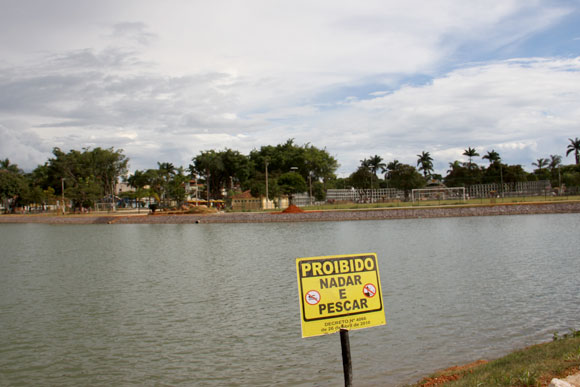 Placas foram instaladas ao longo da orla da lagoa / Foto: Divulgação