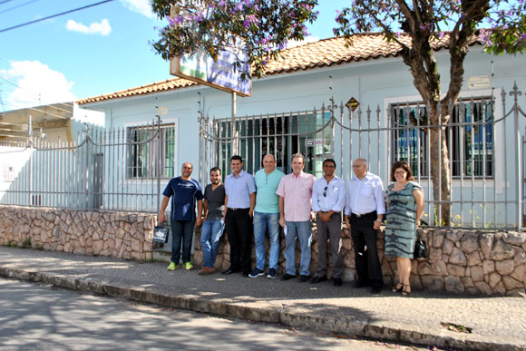 Hudson Viana, de camisa verde, com membros da nova diretoria da CDL/ Foto Marcelo Paiva