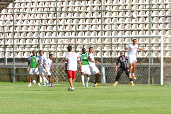 Marinho, no alto, teve boa movimentação e deu passe para gol / Foto: Marcelo Paiva