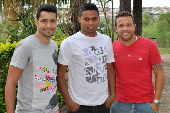 O experiente atacante Chico Marcelo com o lateral Douglas e o meia Luis Claudio durante a apresentação / Foto: Marcelo Paiva