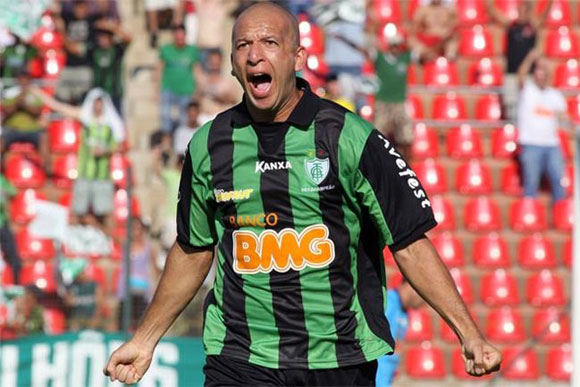 Jogador chega nesta tarde para assinar contrato / Foto: www.observatoriodoesporte.com.br