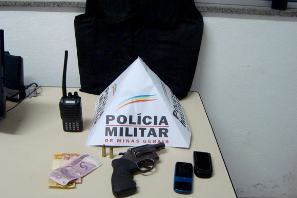 Menor estava armado e com colete a prova de balas e rádio na frequência da PM / Foto: Divulgação PM