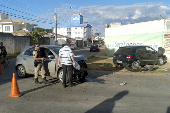 As frentes dos dois carros ficaram bastante danificadas / Foto: Marcelo Paiva
