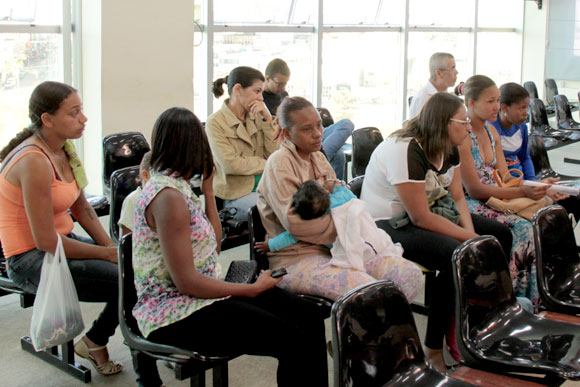 Mães de família que foram pedir auxílio aos vereadores durante a reunião / Foto: Alan Junio