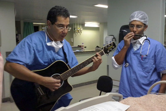 Música é utilizada como terapia na UTI do HNSG / Foto: Bárbara Cardoso