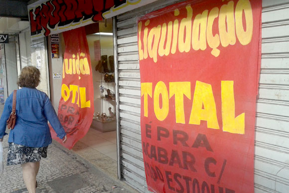 Comerciantes fazem de tudo para chamar a freguesia / Foto: Marcelo Paiva