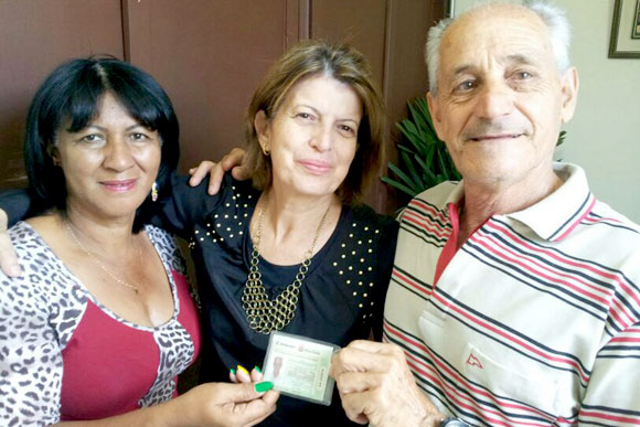 Secretária de assistência social entrega carteira ao primeiro beneficiário da cidade / Foto: Divulgação