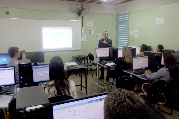 Secretário esclarece servidores durante treinamento / Foto: Divulgação