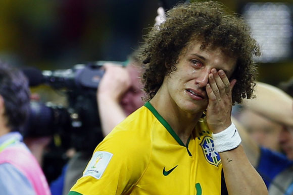 David Luiz chora depois da humilhação sofrida pelo Brasil / Foto: Reuters