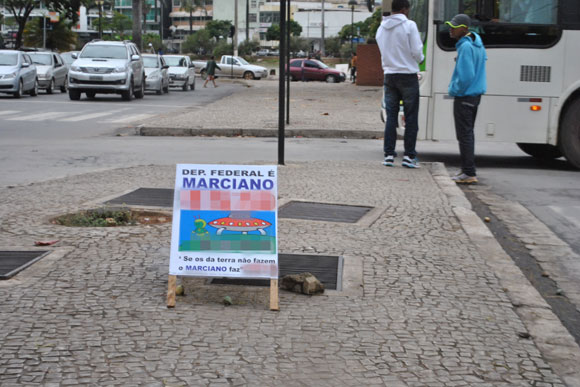 Cavaletes de José Marciano já estão espalhados pela cidade / Foto: Marcelo Paiva