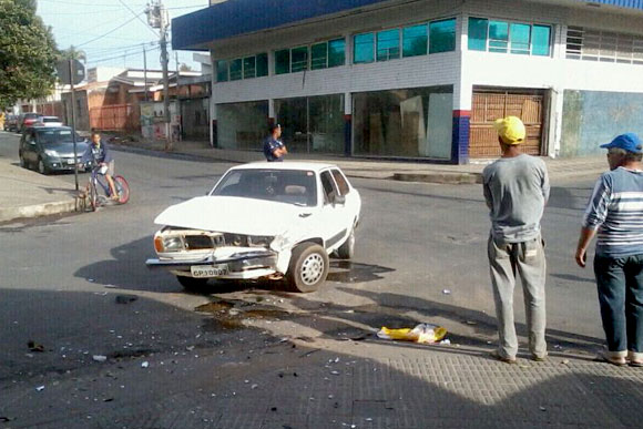 Acidente na esquina da Eurico Souza Gomes com Santa Catarina, no Boa Vista / Foto: Enviada por leitor via WhatsApp