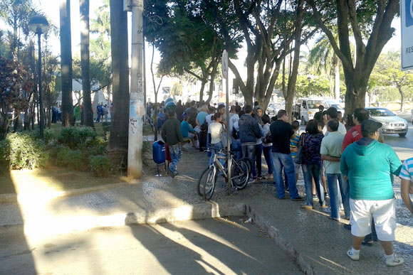 Moradores tentam buscar ingressos / Foto: Marcelo Paiva