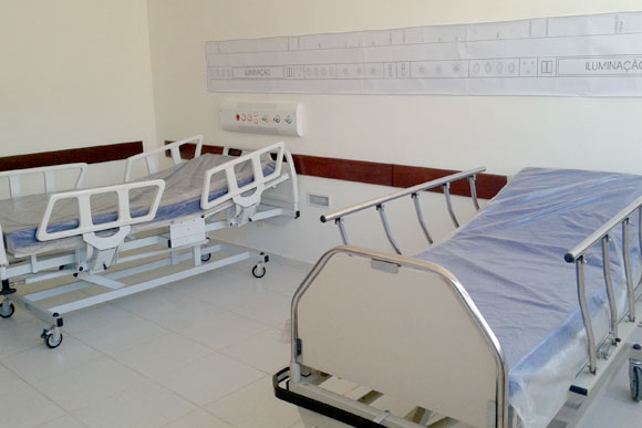 Sala com dois leitos dá ideia de como será a enfermaria do hospital / Foto: Marcelo Paiva
