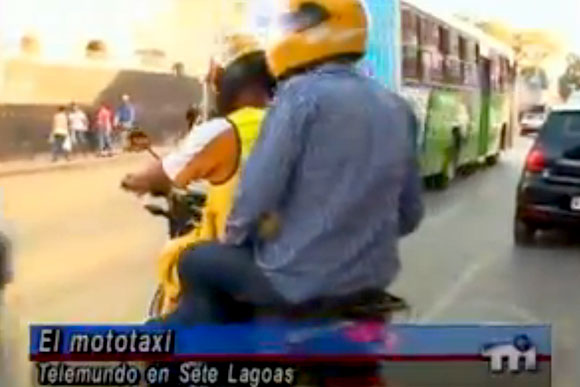 Repórter uruguaio foi de carona em mototáxi / Foto: Reprodução