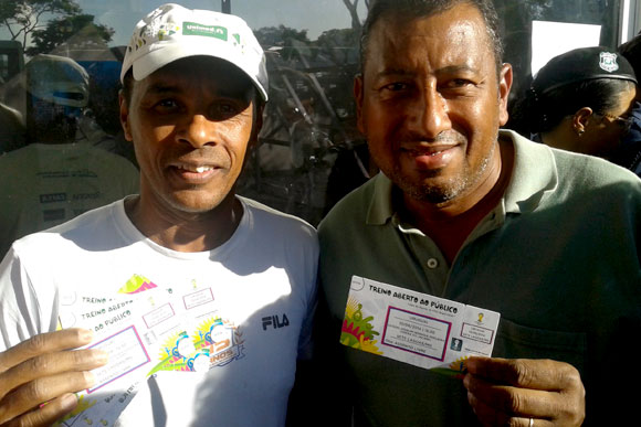Elmo, à esquerda, mostra os ingressos ao lado do amigo para ver o Uruguai / Foto: Marcelo Paiva  