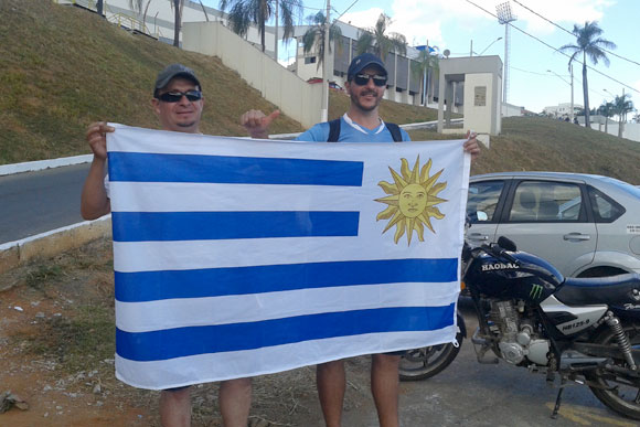 Milton e Martin à espera da delegação uruguaia na Arena / Foto: Marcelo Paiva