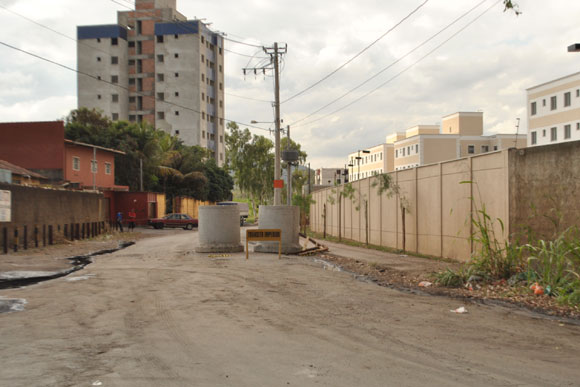 Manilhas interditam rua para obras de construtora / Foto: Juliana Nunes