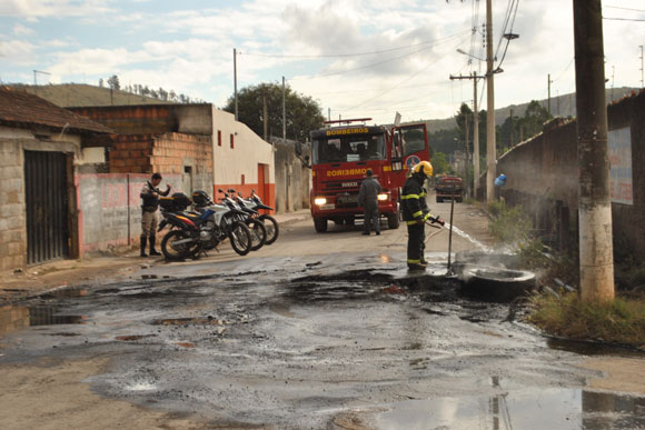 Moradores queimaram pneus como protesto / Foto: Juliana Nunes