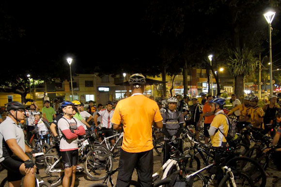 Max, de costas, conversa com ciclistas antes da pedalada / Foto: Divulgação