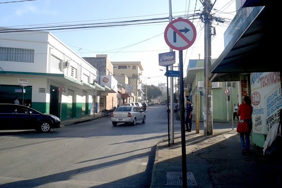 Na Souza Viana uma placa adverte sobre a proibição de virar à direita na Zoroastro Passos / Foto: Marcelo Paiva