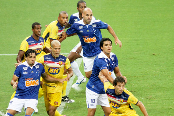 Reginaldo, entre Ricardo Goulart (Cruzeiro) e Micão (Minas), recebeu uma tentativa de suborno / Foto; Divulgação