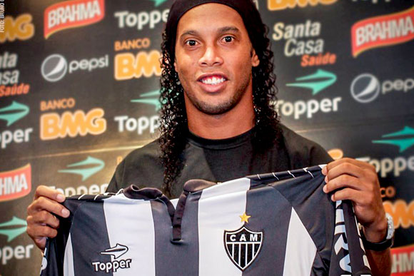Ronaldinho no dia em que foi apresentado no Atlético / Foto: Bruno Cantini