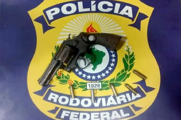 Arma usada no crime localizada pelos policiais / Foto: Divulgação PRF