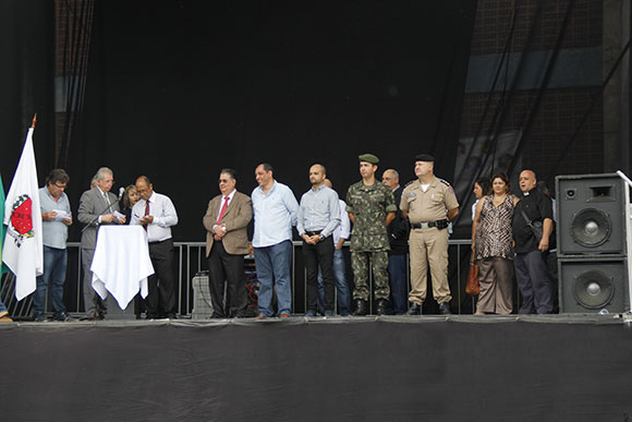 Autoridades que compuseram o palanque da cerimônia / Foto: Alan Junio