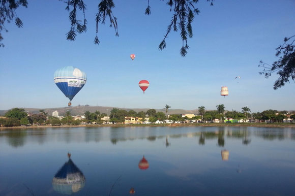 Balões sobrevoam Lagoa da Boa Vista / Foto: Rafael Ribeiro