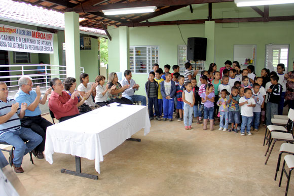 Equipe da prefeitura durante inauguração das escolas / Foto: Divulgação 
