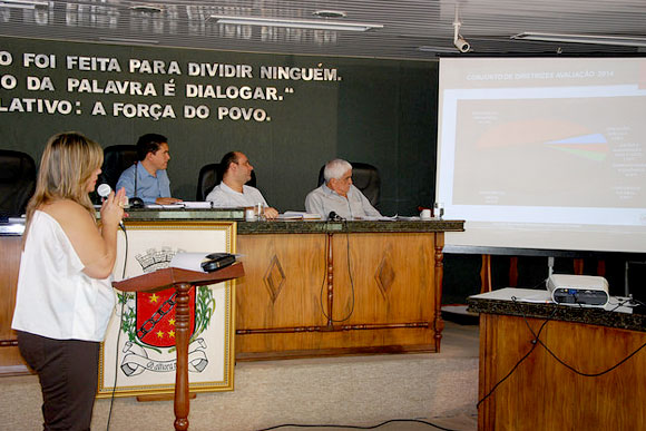 Kátia Nogueira apresenta os dados durante uma das audiências / Foto: Divulgação Câmara 