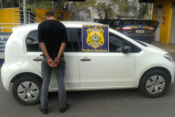Autor foi preso em flagrante com dinheiro e celular / Foto: Divulgação PRF 