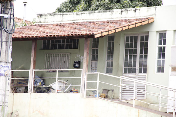 Centro de Saúde Manoa, fechado para reformas vira novo esconderijo de maradores de rua / Foto: Alan Junio