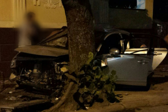 O condutor se chocou com uma árvore / Foto: Via Whats App