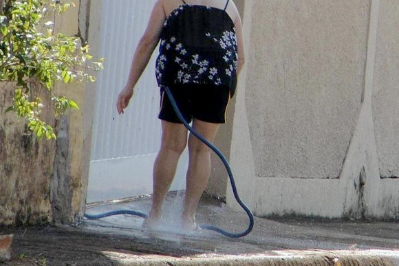 Muitas pessoas já deixaram de usar a mangueira para lavar calçadas / Foto Divulgação