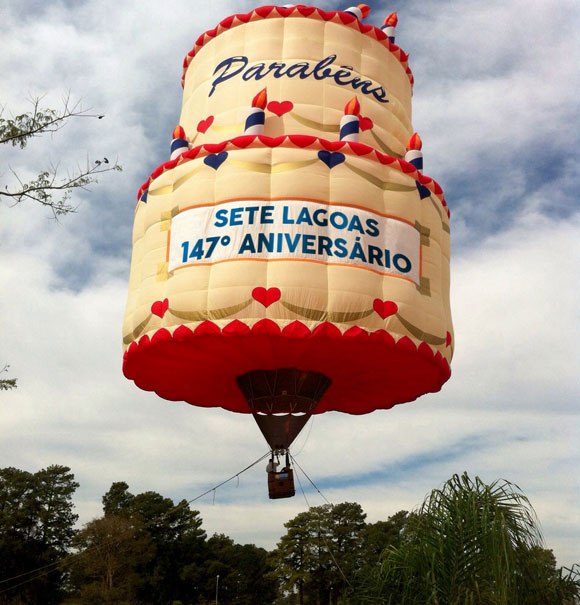 Balão em formato de bolo para aniversário / Foto: Divulgação