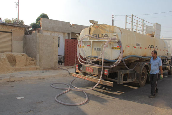 Caminhão-pipa abastece caixa d'água / Foto: Divulgação
