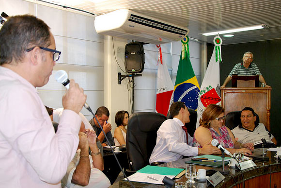 Dalton Andrade em questionamento ao secretário durante a reunião / Foto: Divulgação Câmara