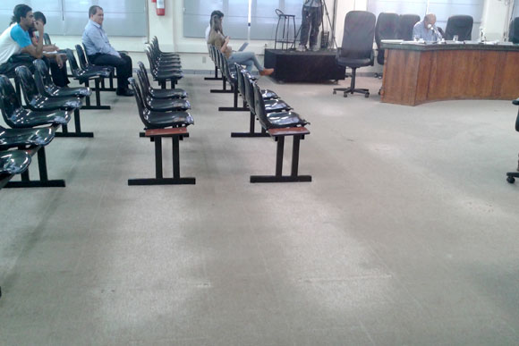 Cadeiras darão espaço para cadeirantes no auditório / Foto: Marcelo Paiva 