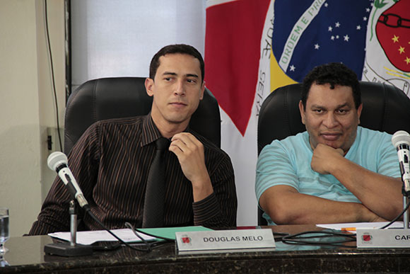 Douglas Melo, à esquerda, lembrou da votação que determinou o voto secreto / Foto: Alan Junio
