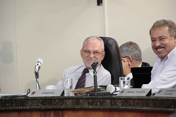 Pastor Alcides, de gravata, reafirmou sua posição de voto secreto para presidência da Câmara / Foto: Alan Junio