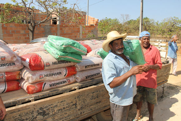 Agricultores da Estiva receberam sementes e adubo / Foto: Divulgação