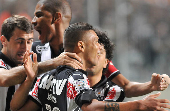 Carlos faz o primeiro gol da vitória do Galo, que mantém time alvinegro na luta pela classificação/Foto: Rodrigo Clemente
