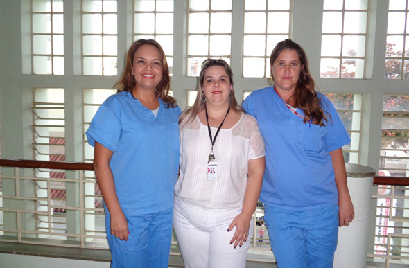 Na esquerda Doutora Cíntia Aparecida Santos Oliveira; no centro a coordenadora de enfermagem, Carina Fernandino Magalhães Lino e na direita a doula, Elia / Foto: Tatiane Guimarães 