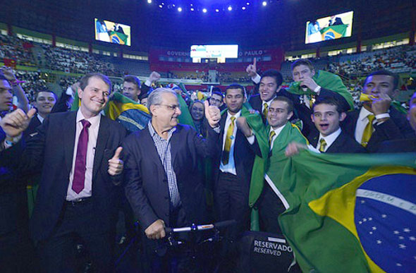 Delegação brasileira festeja o resultado positivo na World Skills / Foto: Portal Mec 
